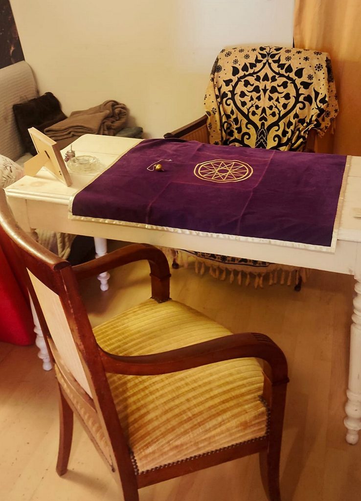 Salle de consultation de voyance à Bagnères-de-Bigorre chez Witches Shop